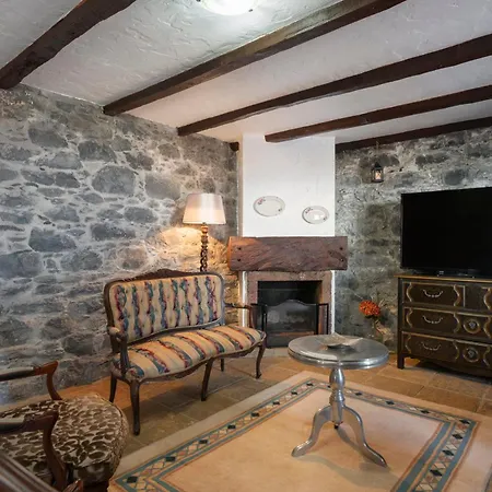 Roque By An Island *